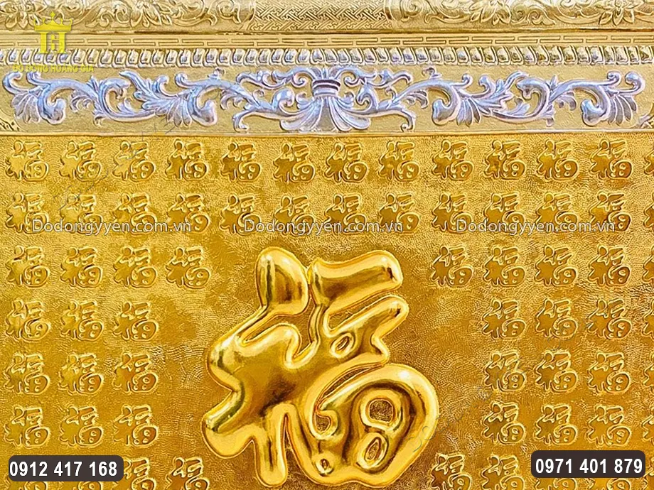 99 chữ Ph&uacute;c nhỏ được chạm th&uacute;c nổi h&agrave;i h&ograve;a, c&acirc;n đối ở xung quanh
